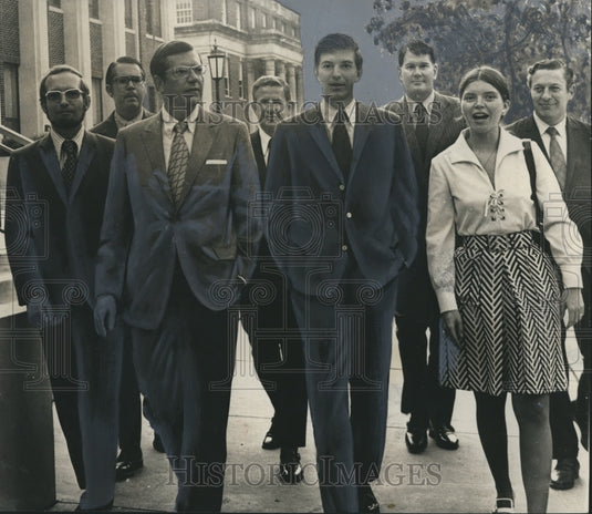 1971 Mrs. Elaine Crane strolls with Leaders at University of Alabama - Historic Images