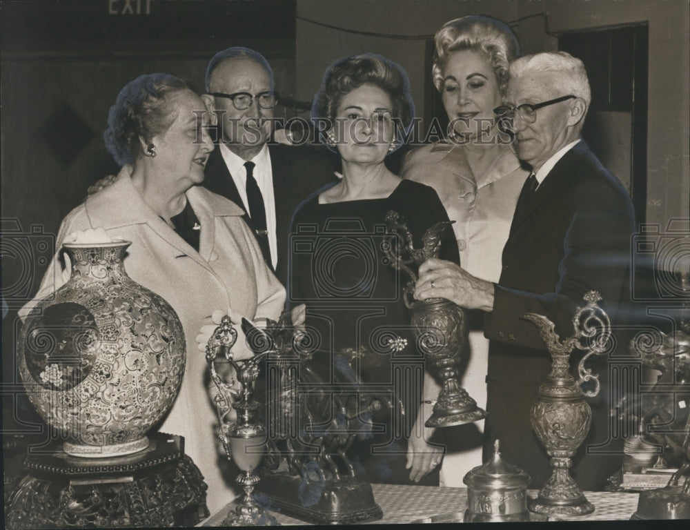 1965 Press Photo The Antiques Show and Sale, a Festival of Arts event attendees - Historic Images