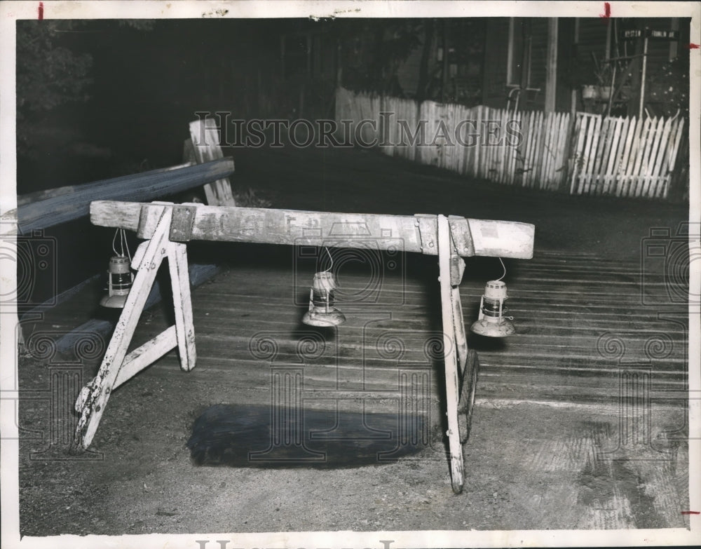 1953 Press Photo Two red lanterns marked the edge of a cave-in in Pratt City-Historic Images