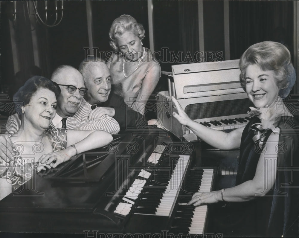 1965 Press Photo Christine, Local Musician, Entertains Two Couples by the Piano - Historic Images