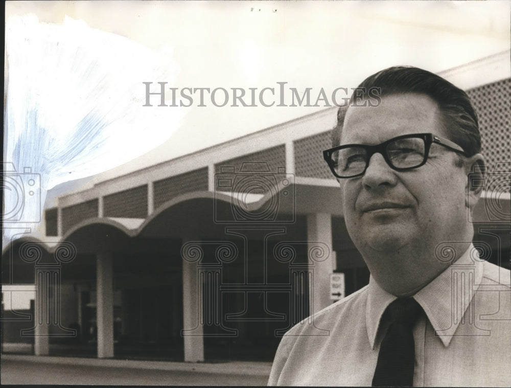 1972, Robert Cardinal manages new Airport for Tuscaloosa, Alabama - Historic Images
