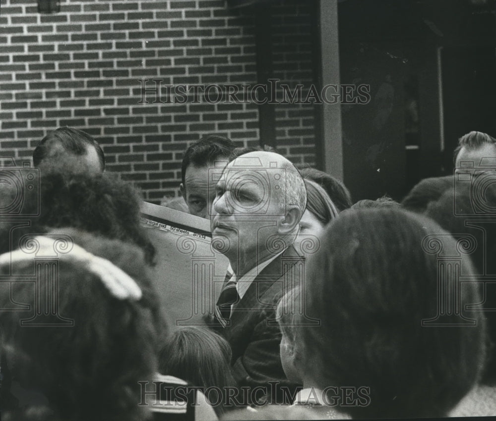 1971 Leeds School Superintendent Bill Cardwell talks with parents - Historic Images