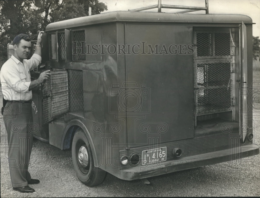 1960 Press Photo Humane Society Bobby Owens Shows Shelter Wagon, Alabama-Historic Images