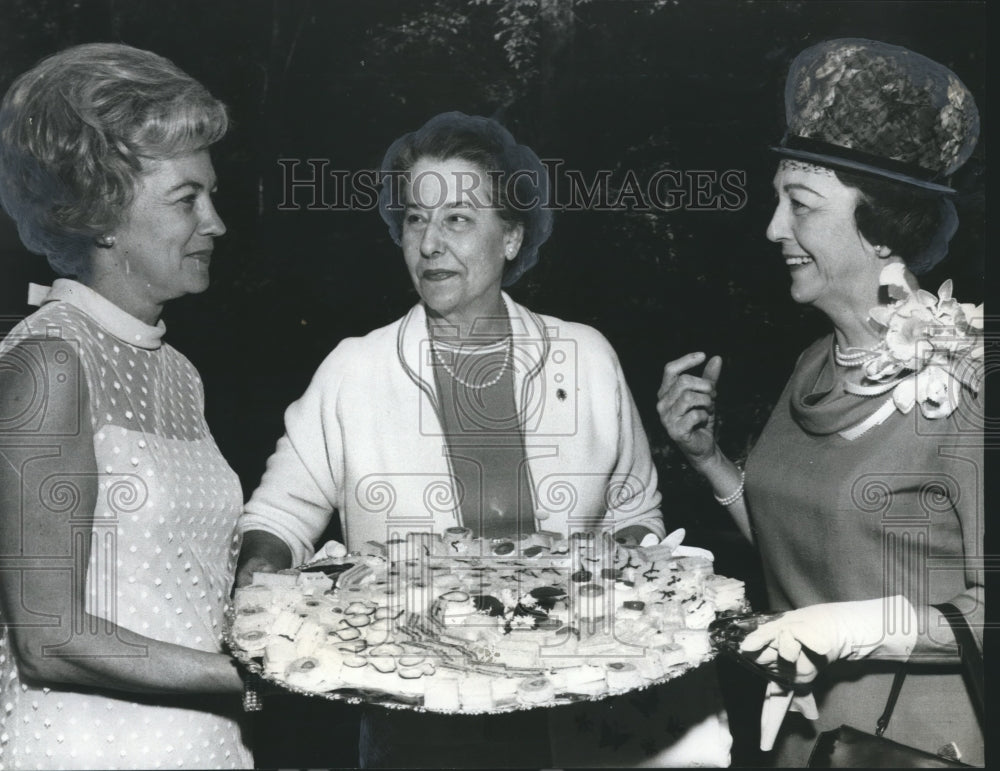 1969, Women's Committee of 100 Honors New Officers, Members, Alabama - Historic Images