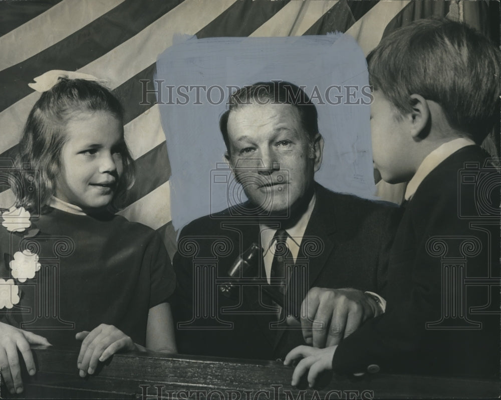 1971 Press Photo William H. Cole, Just Named Judge, With Two of His Children - Historic Images