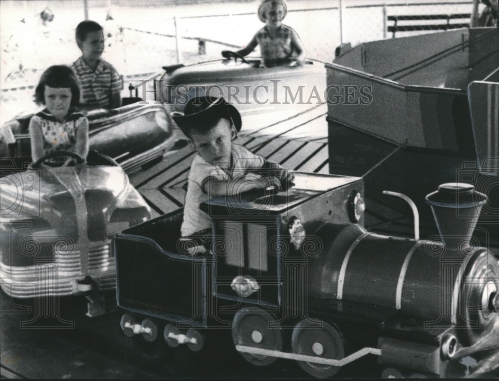 Press Photo Children Riding Auto Ride at Kiddieland in Birmingham, Alabama Park - Historic Images