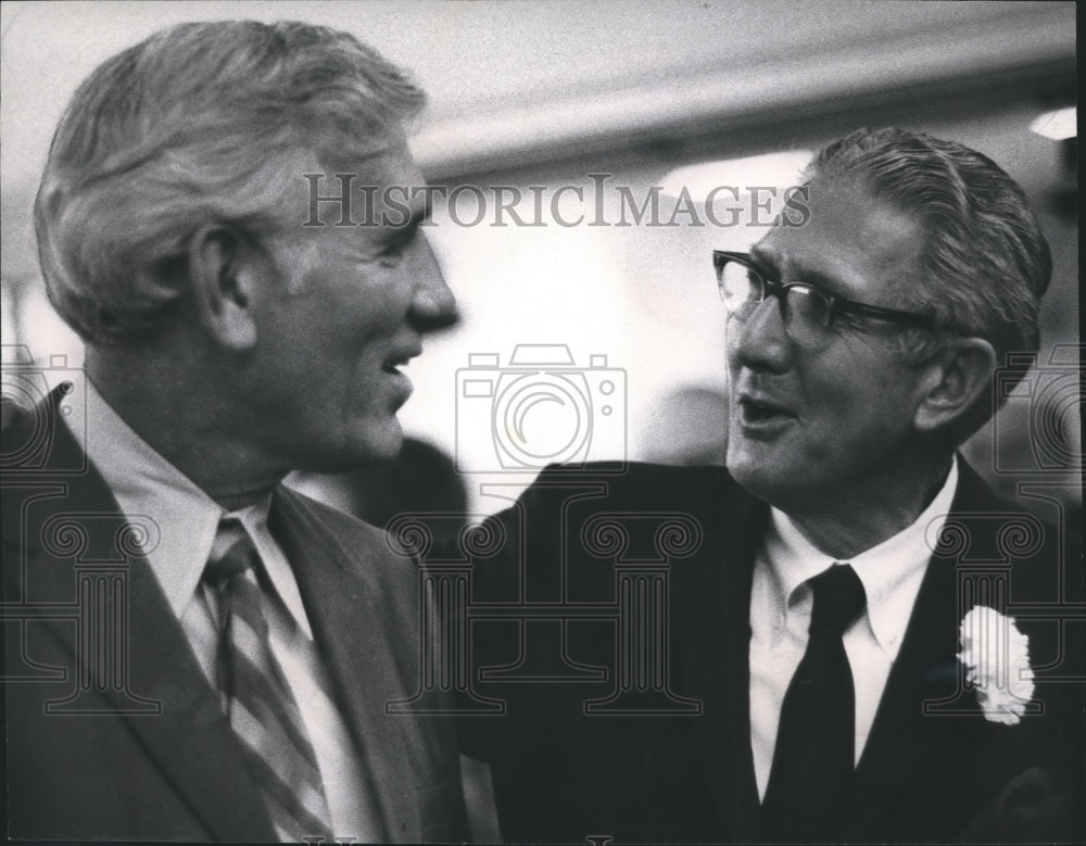 1972 Press Photo Gerald Powell chats with Ralph W. Callahan, Newspaper Executive - Historic Images