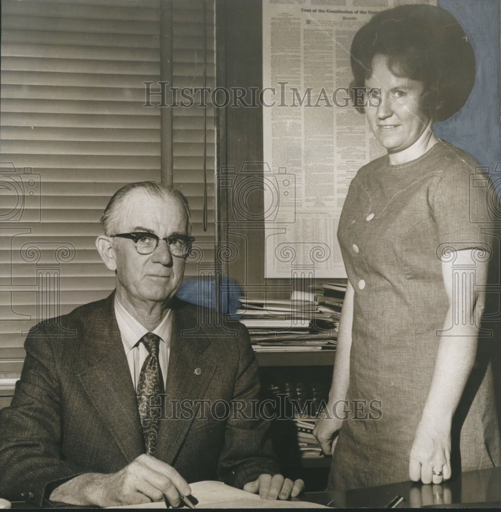 1971 Press Photo Albertville, Alabama Mayor Darden and City Clerk, Mrs. Taft - Historic Images