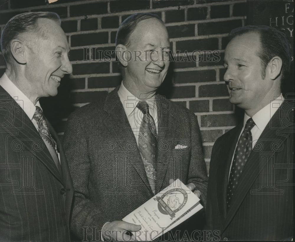 1972 Press Photo Former Postmaster General, Chamber Officers, discuss politics - Historic Images
