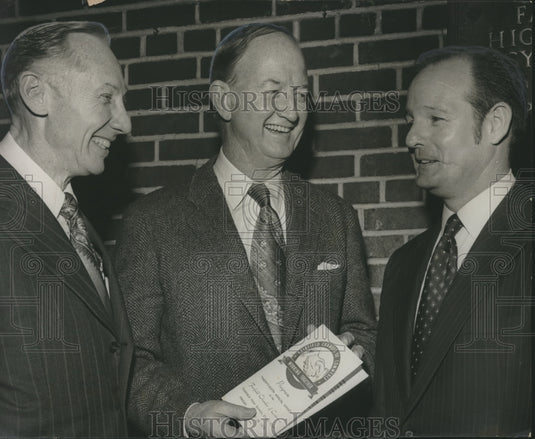 1972 Press Photo Former Postmaster General, Chamber Officers, discuss politics - Historic Images