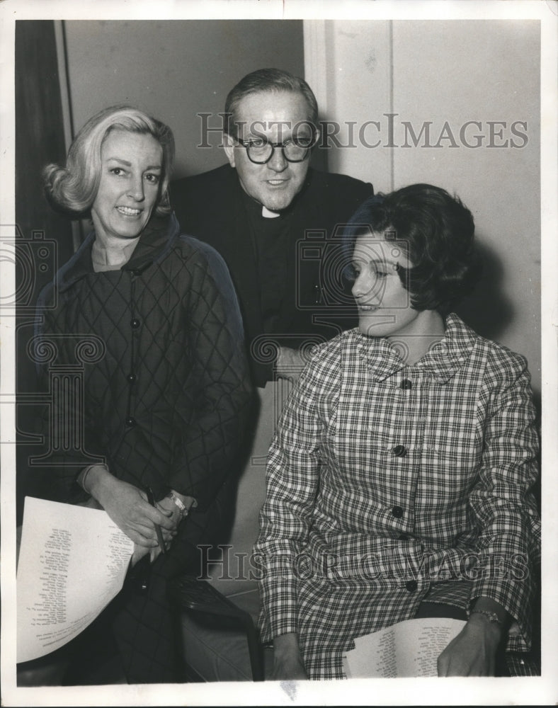 1969, Mrs. H. Melville Davis of the Scribblers with Others - Historic Images