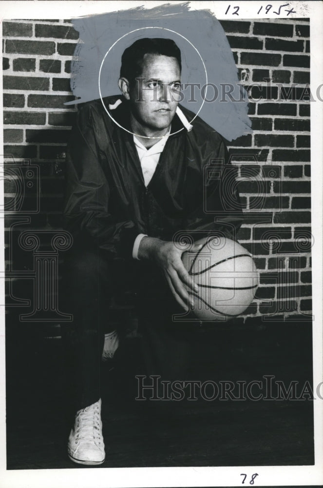 1965 Press Photo Leon Davis, Head basketball coach, Alabama College - abno00665 - Historic Images