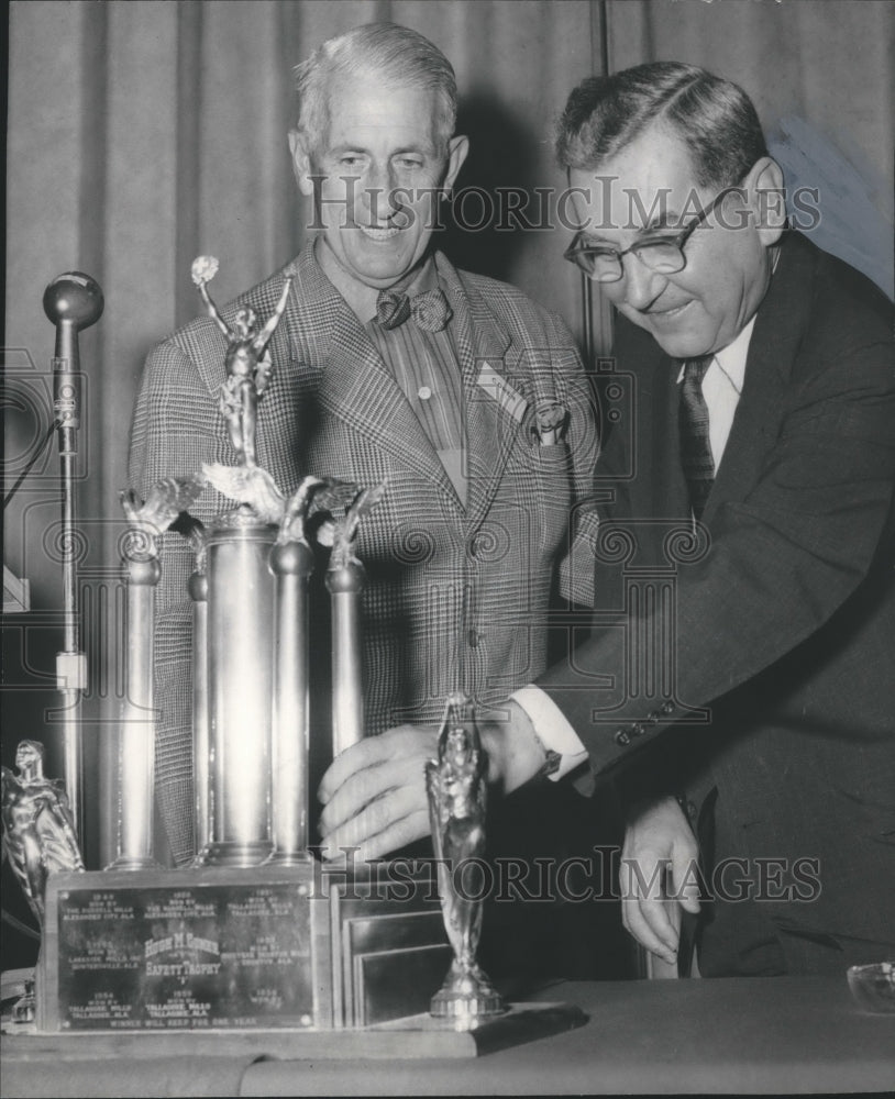 1956 Press Photo Agent B. G. Stumberg receives trophy from Hugh Comer, Executive - Historic Images