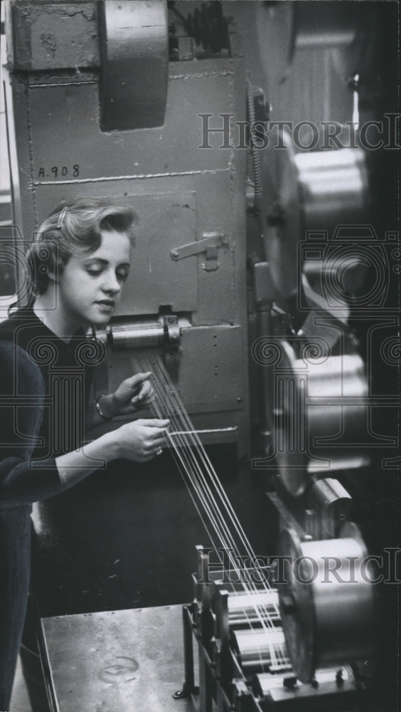 1959 Press Photo Jane Butler, textile technician, Alabama Research Institution - Historic Images