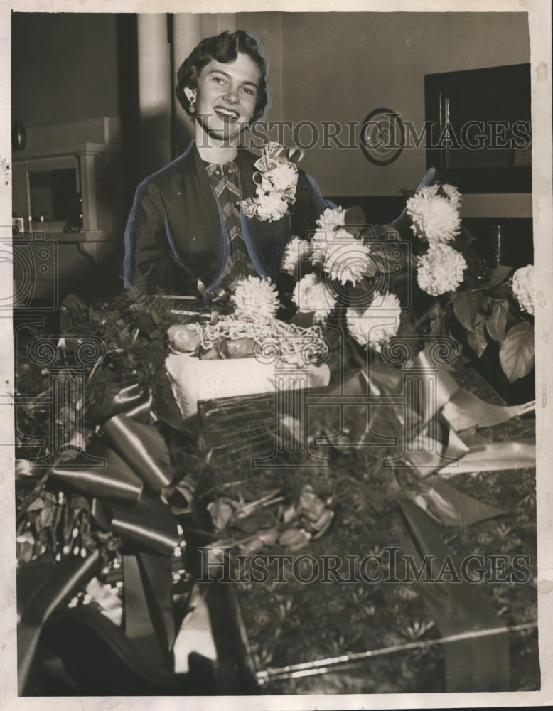1952, Alabama Maid of Cotton, Alice Corr, receives gifts on tour - Historic Images