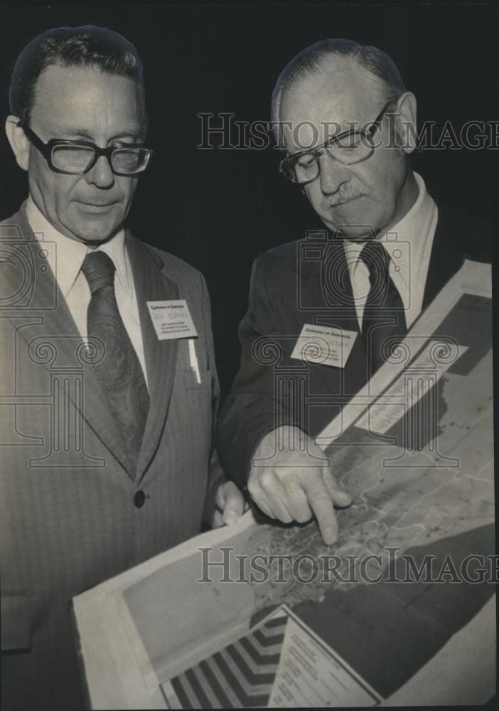 1975 Press Photo Sociologist Roy a. Clifford and Doctor Irving L. Webber and map - Historic Images