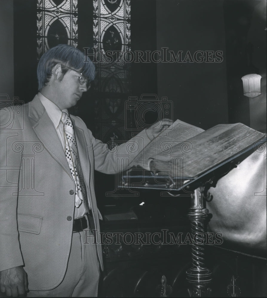 1974 Press Photo Hale County Historical Society Nicholas Hamner Cobbs, Jr. Bible - Historic Images