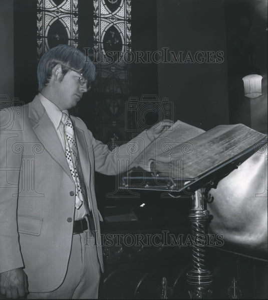 1974 Press Photo Hale County Historical Society Nicholas Hamner Cobbs, Jr. Bible - Historic Images
