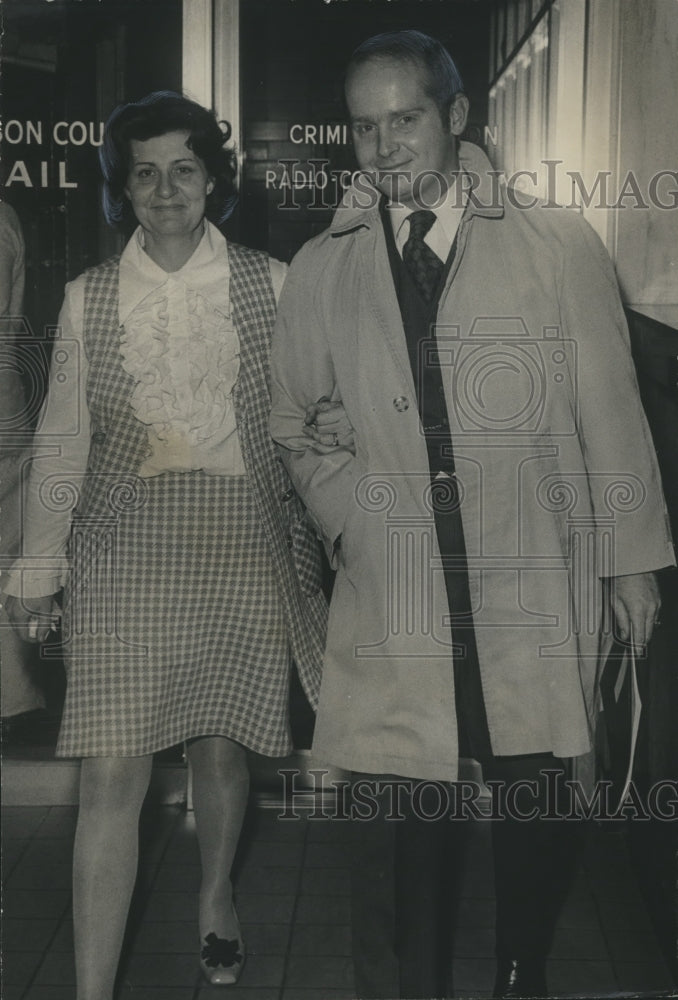 1971 Press Photo Mrs. Lillian Cobb and Robert Bryan leave jail happy - abno00844 - Historic Images