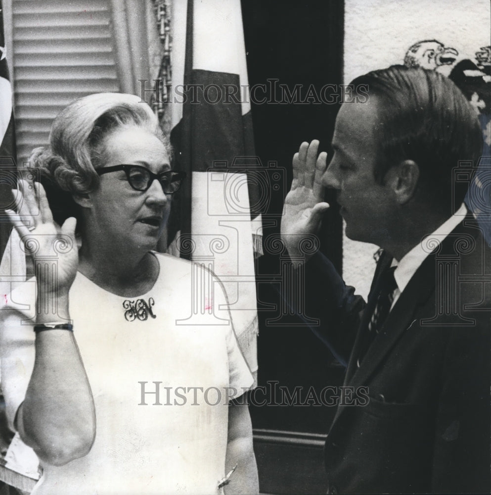 1970 Press Photo Governor Albert Brewer swears in Mrs. Feida Coggin, Birmingham - Historic Images