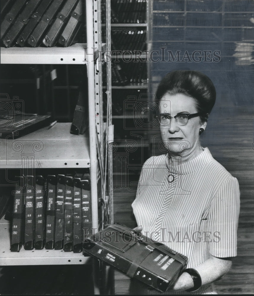 1969 Press Photo Librarian Miss Ruth Cofield with Audio Book, Talladeg ...