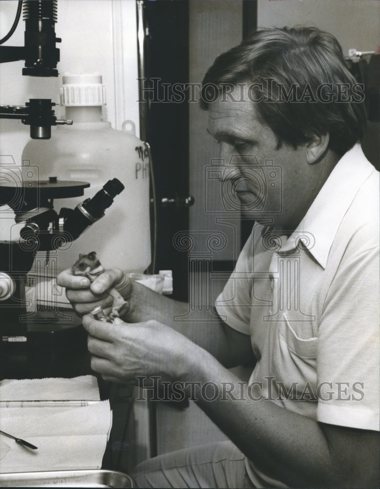 1977, University of South Alabama Researcher Doctor Joseph Coggin - Historic Images