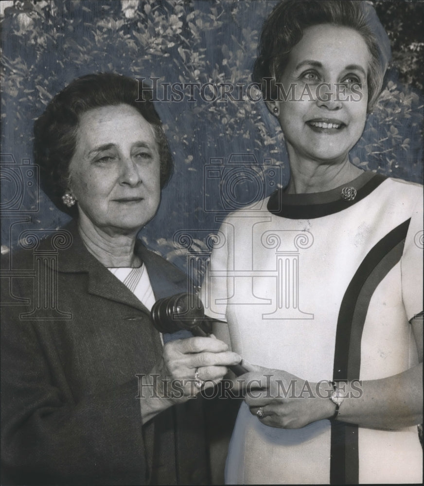 1967 Press Photo Mrs. Edwin M. Cole and Mrs. Drayton Nabers of Junior League - Historic Images