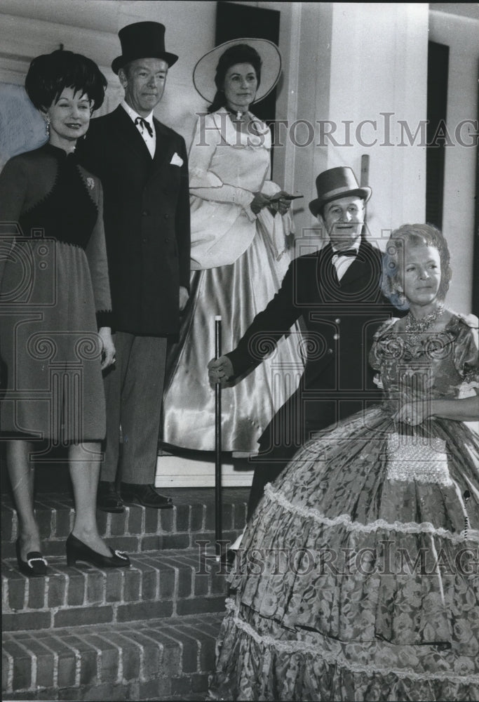 1970 Press Photo Now look and the Ante Bellum look blend at party, Alabama - Historic Images