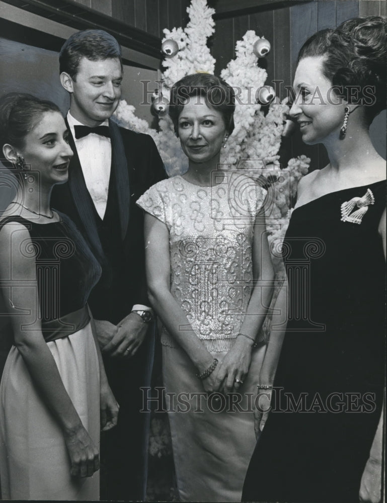 1965 Press Photo Guests at Vestavia Country Club honor debutantes, Alabama - Historic Images