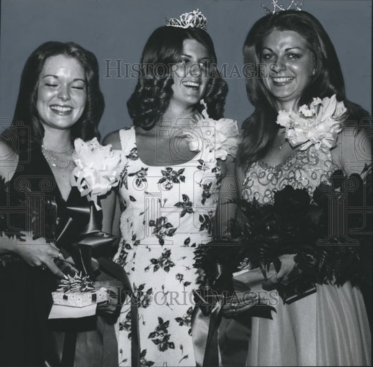 1975, Maid of Cotton Carol Denise Henshaw with Others in Contest - Historic Images