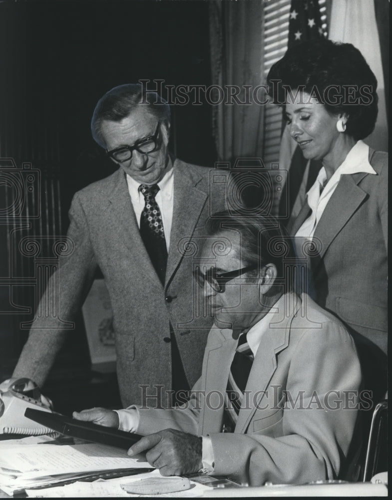 1976 J. Bloomer Birmingham News Editor, Governor Wallace &amp; wife, AL - Historic Images