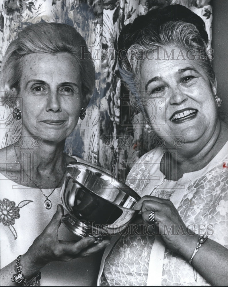 1971 Press Photo Mrs. W. R. McElroy presents bowl to Mrs. Mamye Campbell, Pilot - Historic Images