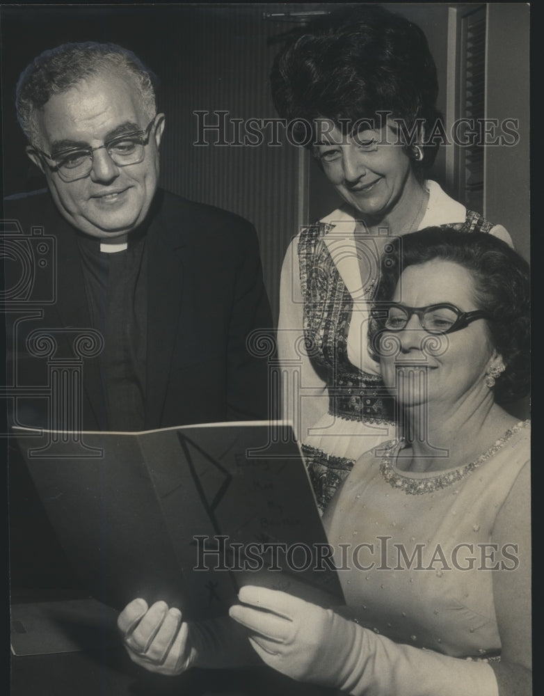 1971 Press Photo Birmingham Diocesan Council of Catholic Women with Reverend - Historic Images