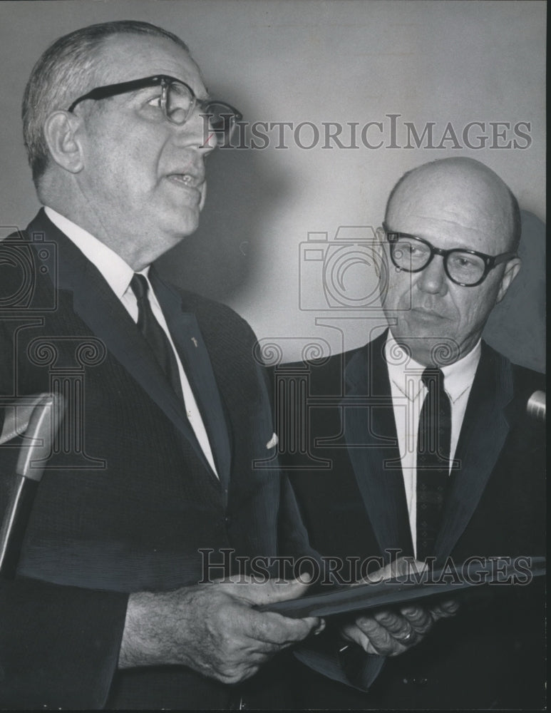 1965 Press Photo Reverend James Cantrell, Clergyman with Doctor William Murry - Historic Images