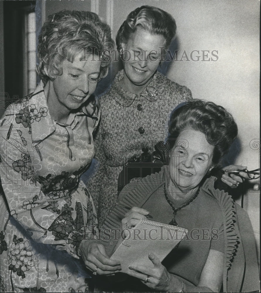 1972 Press Photo Garden Clubbers chat with Mrs. W.D. Dodenhoff prior to talk - Historic Images