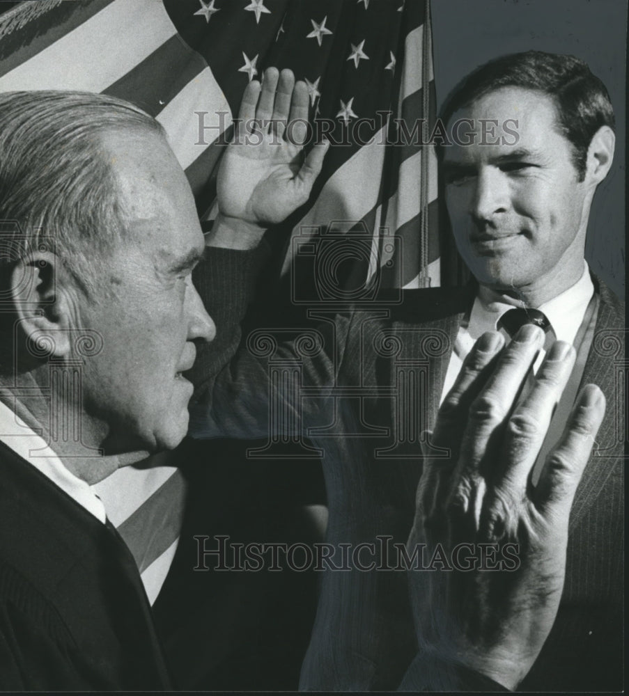 1981 Press Photo Judge Jack D. Carl, Jefferson County Circuit Judge, takes oath - Historic Images