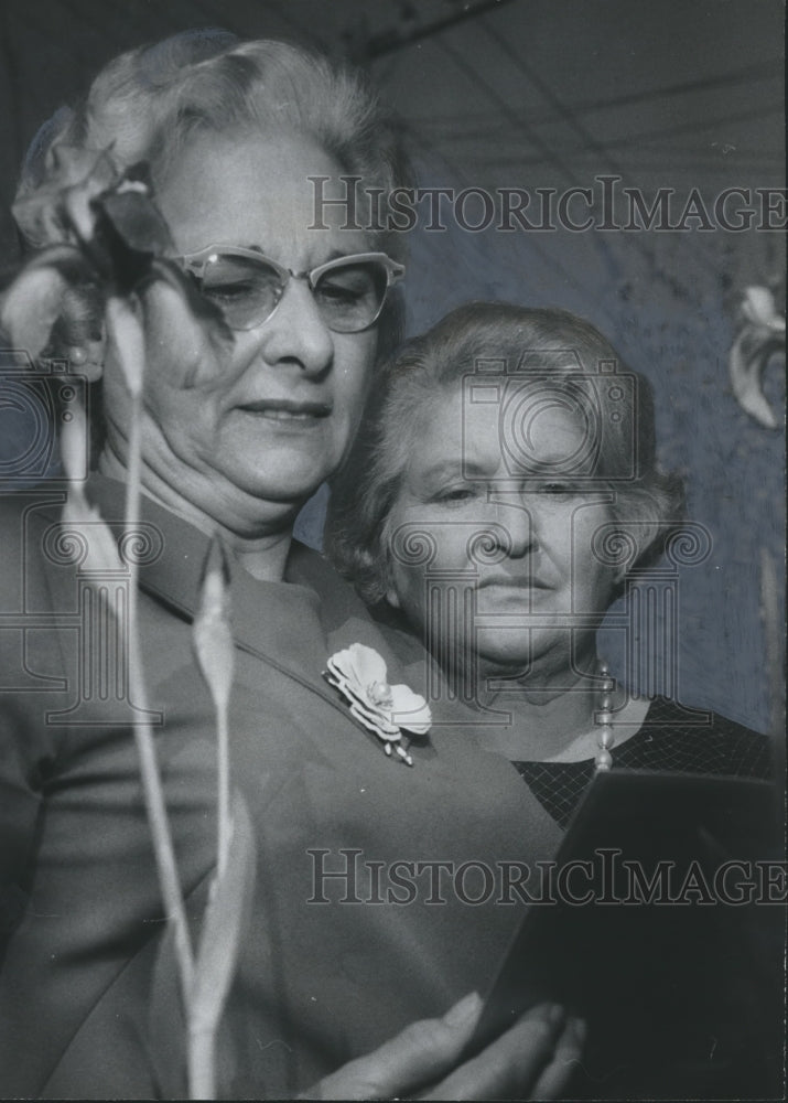 1970 Iris growers, Mrs. E.G. Brown and Mrs. H.C. Hendricks plan show - Historic Images