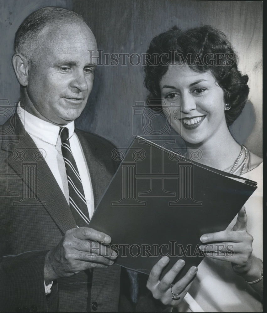 1962 Press Photo James C. Lee Jr., award given to Miss Alabama Patricia Bonner - Historic Images