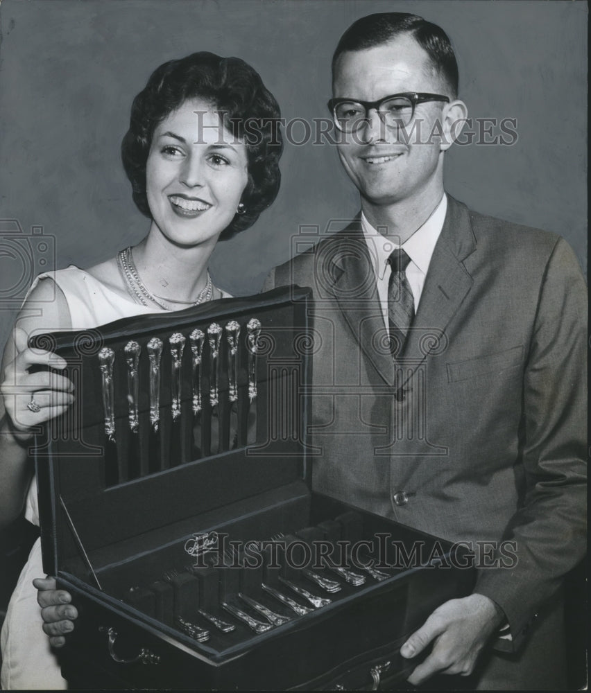 1962 Press Photo Frank H. Bromberg, Jr., honors Miss Alabama Patricia Bonner - Historic Images