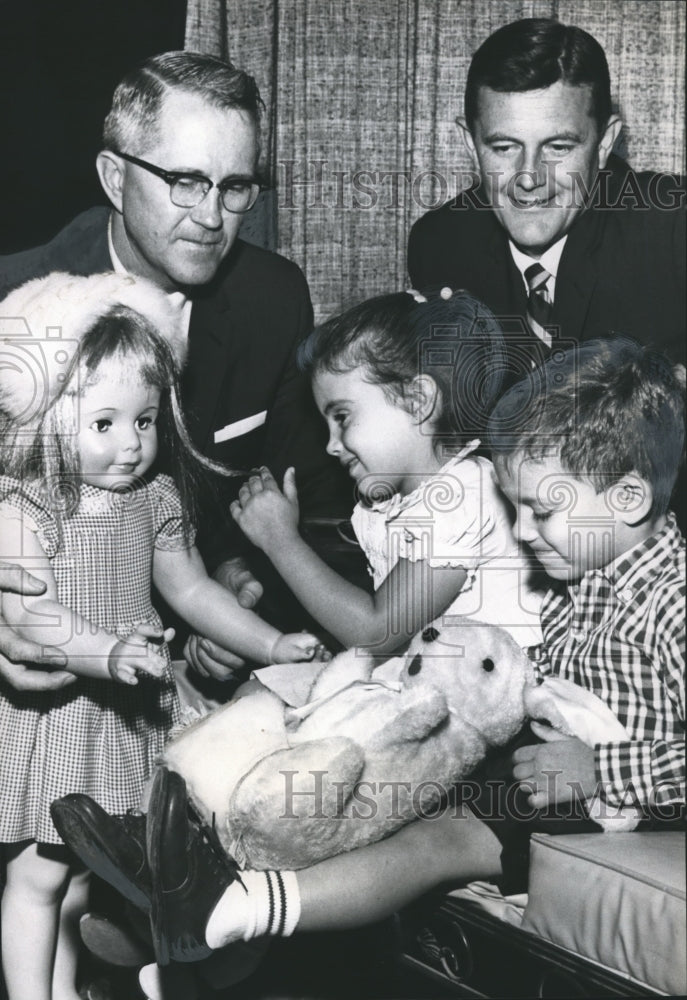 1962, United Appeal Leader Sam Booker with Willis Hagan and Chidlren - Historic Images