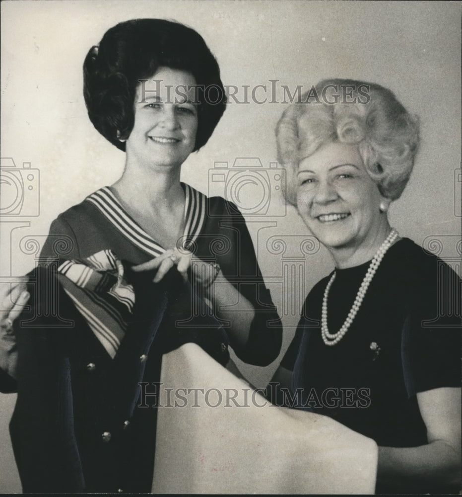 1970 Press Photo Mrs. Dell Galyean and Mrs. Eleanor Blevins plan fashion show - Historic Images