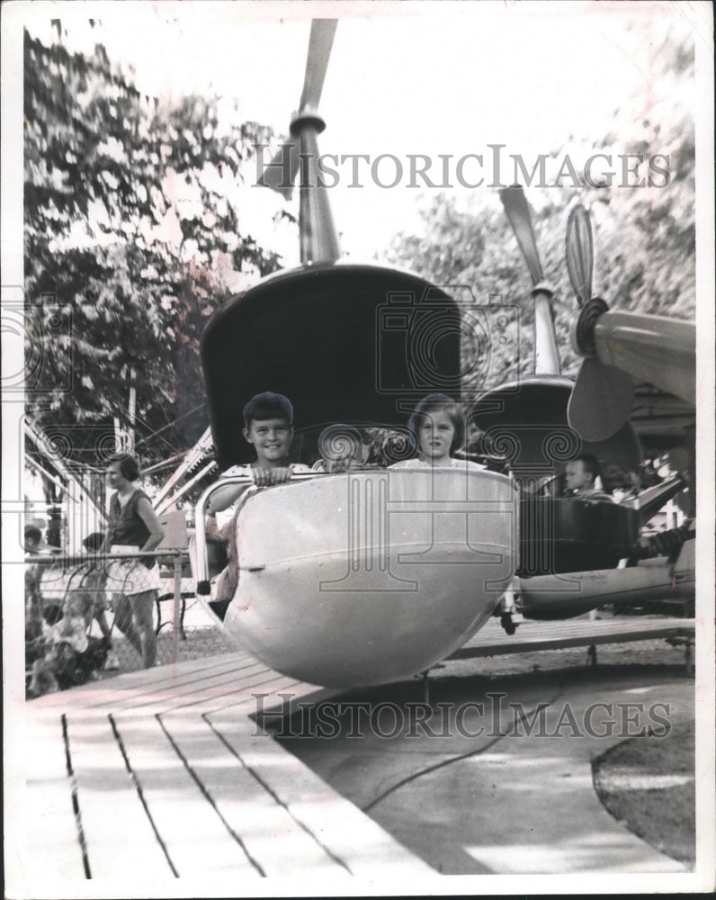 1958 Press Photo Heliocopter Ride at Kiddieland, Birmingham, Alabama - abno01369 - Historic Images