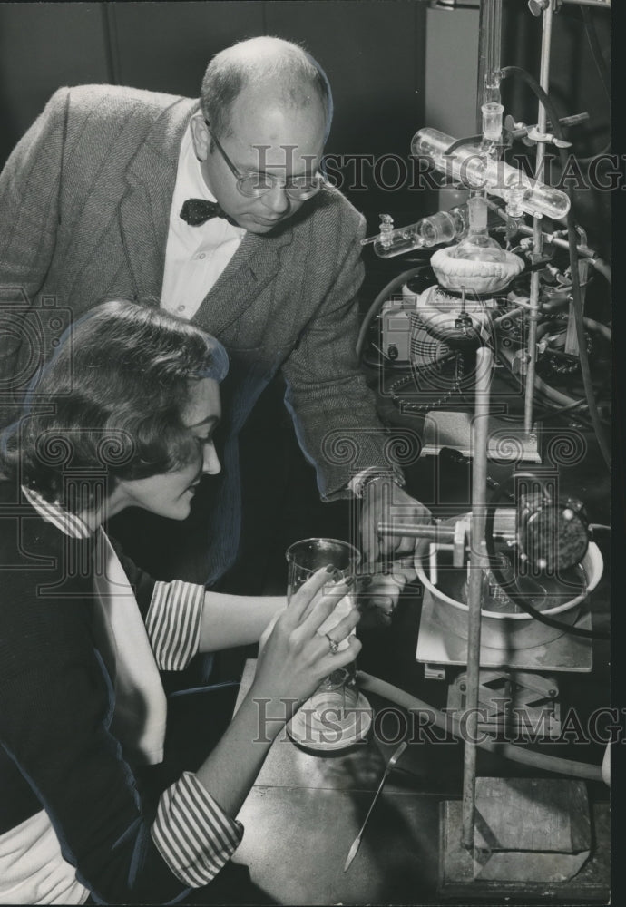 1957 Press Photo Dr. Montgomery, Chemist Dale Jones, Southern Research Institute - Historic Images