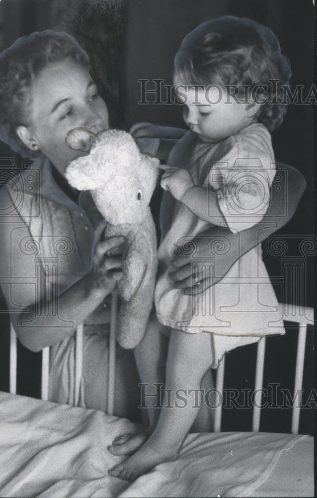 1957 Press Photo Karen Lee with mother Mrs. W. G. Owens at Birmingham Hospital - Historic Images