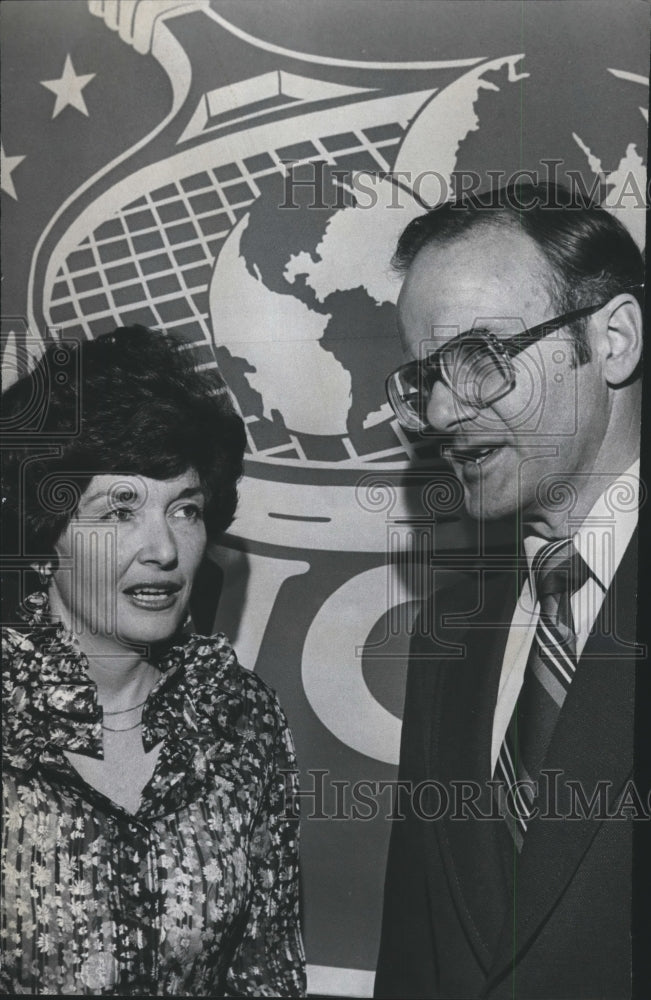 1977, Mrs. William Cole and Lamar Hunt make plans for Tennis Tourney - Historic Images