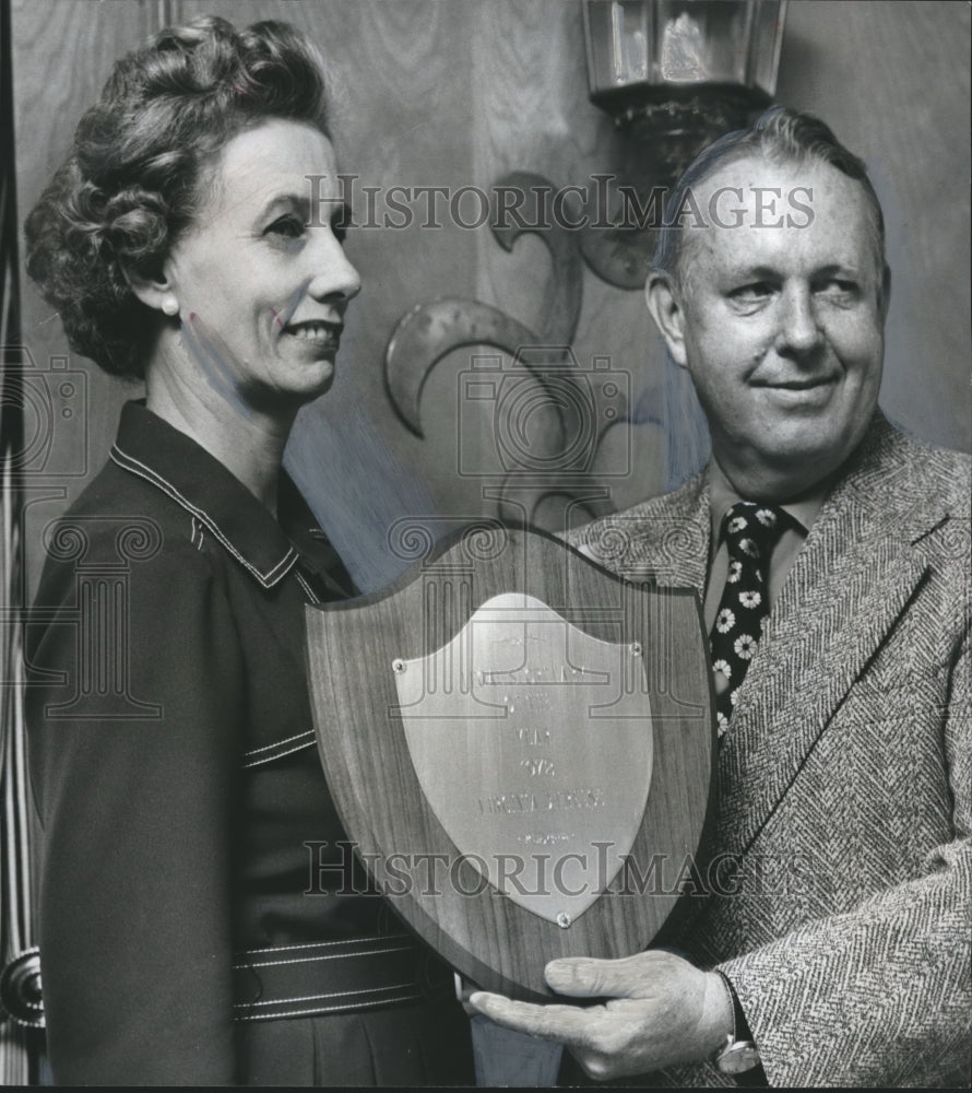 1972 Press Photo Virginia DeFreese, Legal Secretary of the year, Stan Starnes - Historic Images