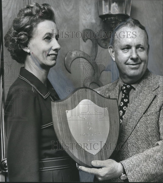 1972 Press Photo Virginia DeFreese, Legal Secretary of the year, Stan Starnes - Historic Images