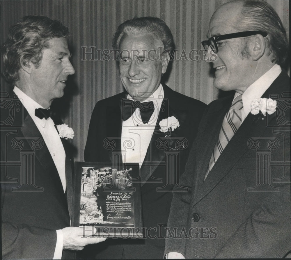 1979 Dr. Lonnie Funderburg, Center, Birmingham Man of The Year - Historic Images