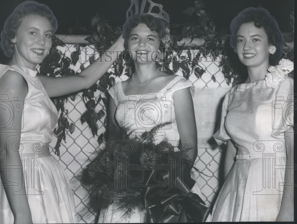 1957 Press Photo Greene County, Alabama Maid of Cotton Adele Reynolds Crowned - Historic Images