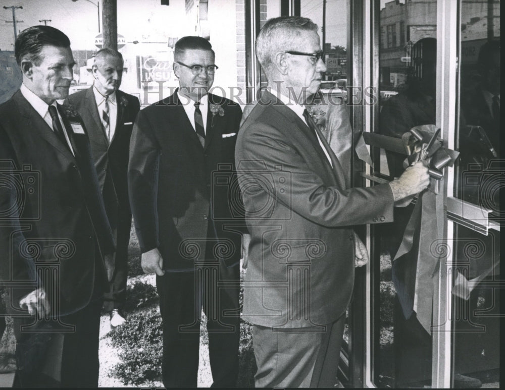 1965 Press Photo Tarrant Mayor cut ribbon to open Birmingham Trust National Bank - Historic Images